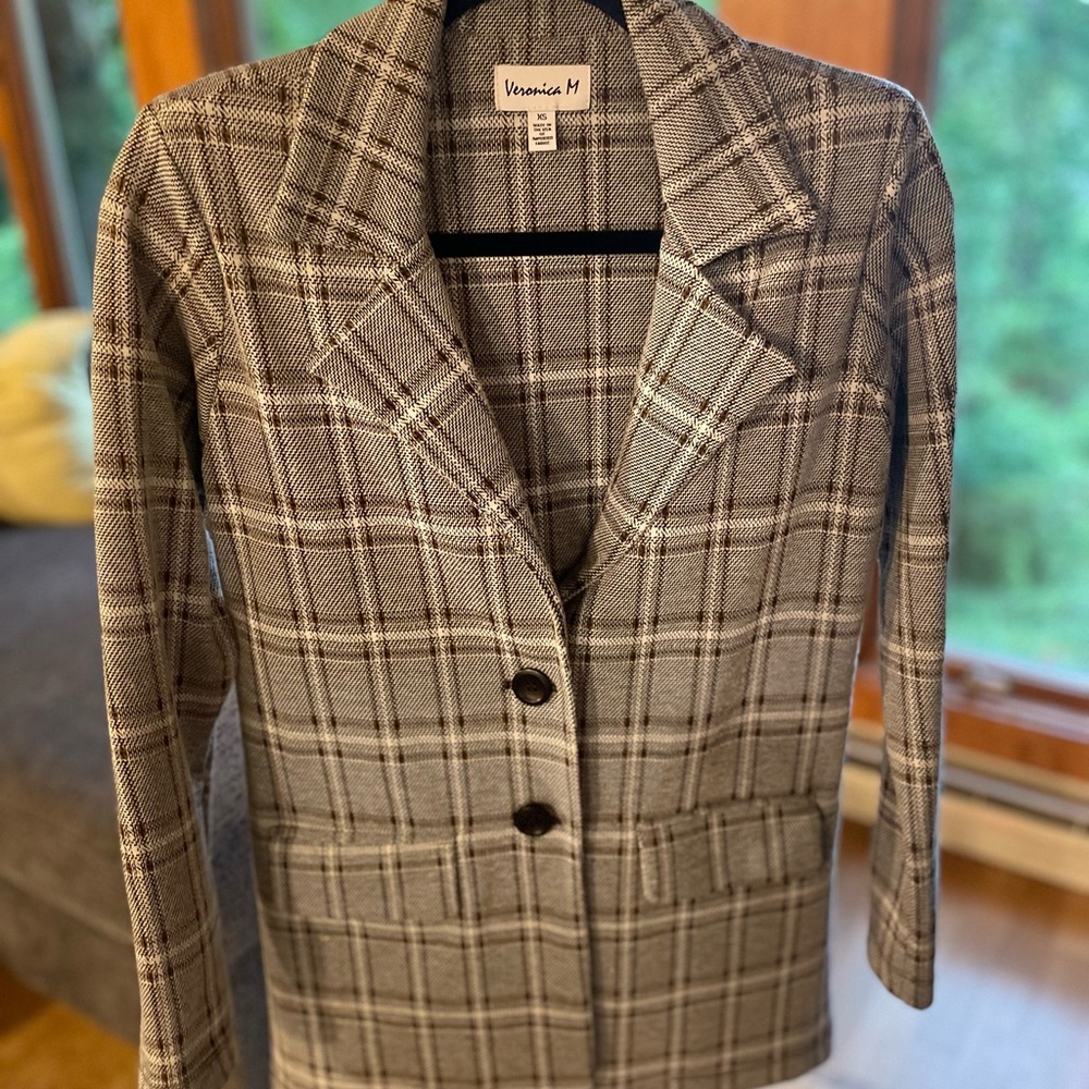 VeronicaM Gray Plaid Blazer with Tailored Silhouette